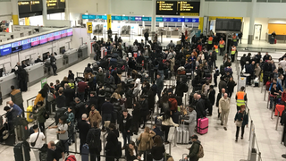 Cómo pueden unos drones generar tanto caos y cerrar más de 24 horas el segundo aeropuerto más grande de Reino Unido<em></em>